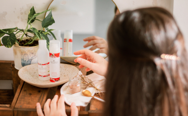 ¿Qué es la doble limpieza? ¿Cuáles son los beneficios de incluirla en tu ritual de belleza facial? 