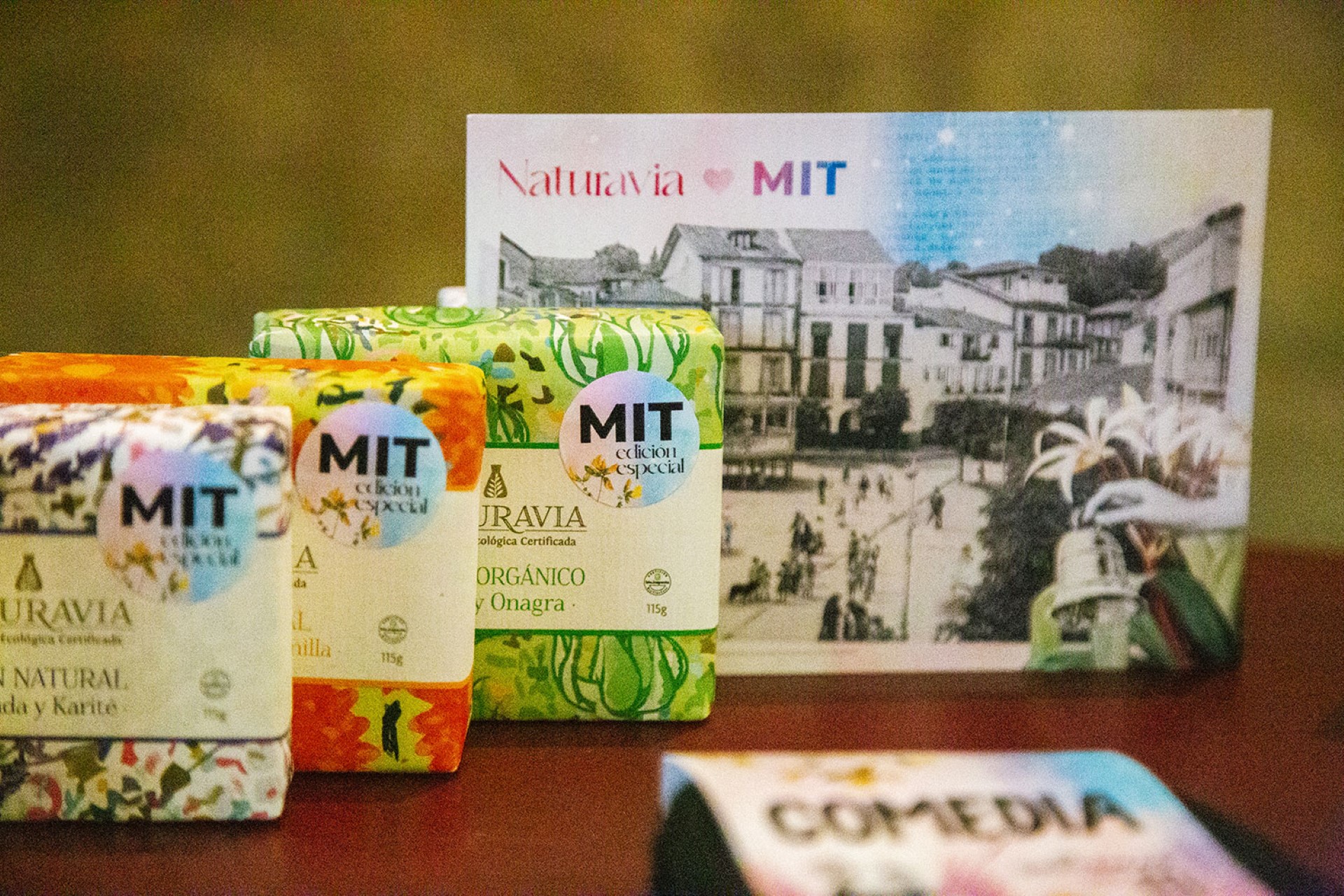 Detalle de nuestros jabones con la postal regalo del MIT